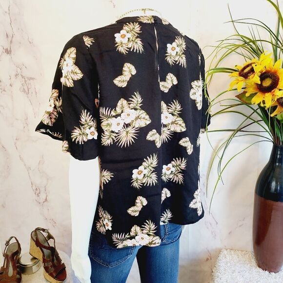 Urban Outfitters Elodie floral print top keyhole v neckline top - Picture 4 of 8